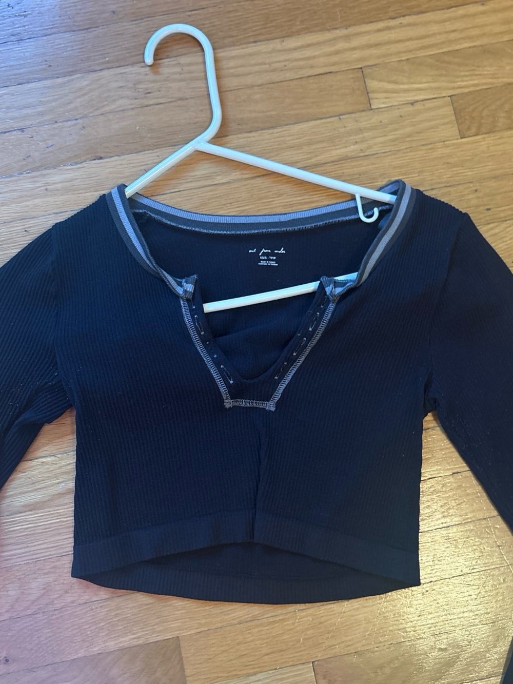 Old Navy Black Ribbed V-Neck Crop Top with Gray Trim